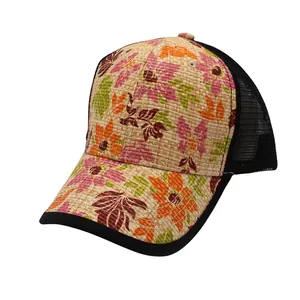 Detailansicht der Stroh-Baseballkappe mit Blumenmuster und schwarzem Netzrücken