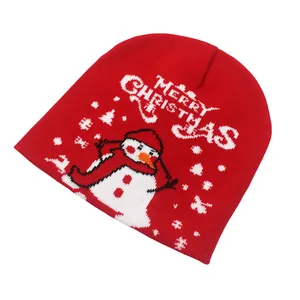 Texture de maille détaillée du bonnet de Noël rouge avec bonhomme de neige et motif