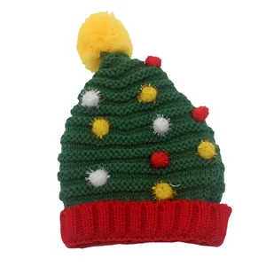 Bonnet de Noël tricoté en forme de sapin avec revers rouge et boules décoratives colorées