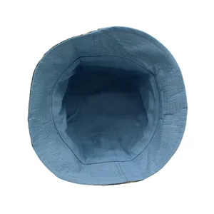 Detalle del interior del sombrero de pescador azul claro con costuras reforzadas