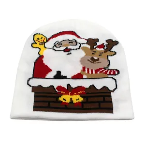 Détail du bonnet de Noël blanc en maille avec motifs brodés de Père Noël et rennes