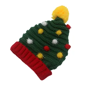 Détail du bonnet de Noël en tricot avec bord rouge et pompons décoratifs colorés