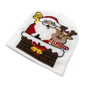 Détails du motif tricoté avec Père Noël et renne sur un bonnet de Noël blanc chaud