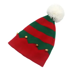 Détail du bonnet de Noël rayé rouge et vert avec pompon blanc et cloches dorées