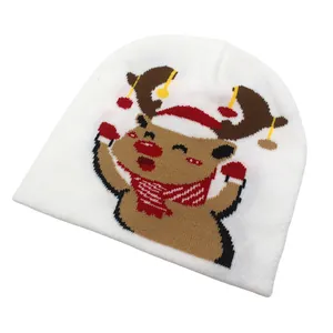 Gros plan d'un bonnet de Noël en tricot blanc avec un motif jacquard de renne détaillé