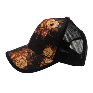 Detail der floralen Webstruktur und des schwarzen atmungsaktiven Meshs auf dem Trucker Cap