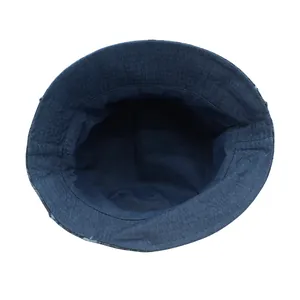 Detalle de gorro de pescador de mezclilla azul oscuro con costuras reforzadas y textura