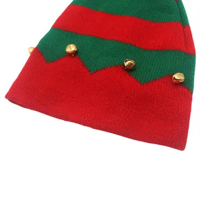 Détail du bonnet de noël rayé avec clochettes dorées et motif en zigzag tricoté