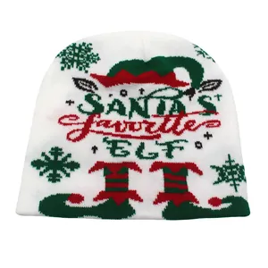 Détail du bonnet en tricot Santa's Favorite Elf avec broderie festive de Noël