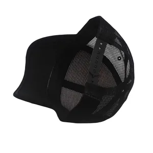Detail des verstellbaren Snapback-Verschlusses und des atmungsaktiven schwarzen Netzes