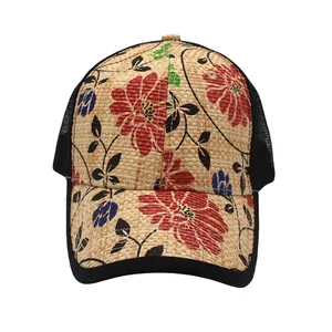 Detailansicht der Stroh-Baseballkappe mit floralem Druck und schwarzen Mesh-Einsätzen