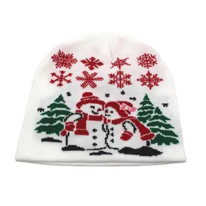 Détail du bonnet blanc en maille avec motifs de sapins, bonshommes de neige et flocons