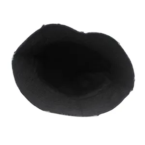Vista superior de la estructura interna y la tela de mezclilla negra lavada del sombrero