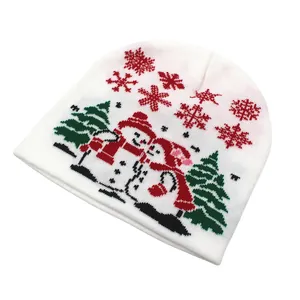 Détail du bonnet de Noël blanc tricoté avec motifs de bonhomme de neige et sapins