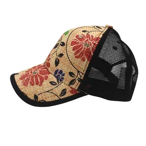 Detail der Stroh-Baseballkappe mit Blumendruck und atmungsaktivem schwarzem Mesh-Netz