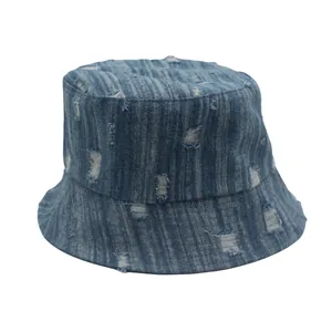 Detalle de gorro de pescador en denim azul claro con rotos y bordes deshilachados