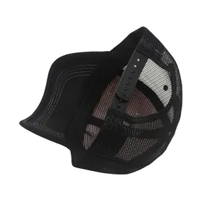 Detailansicht des verstellbaren Snapback-Verschlusses und Mesh-Netz der Trucker-Mütze