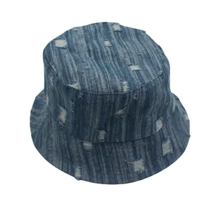 Detalle de gorro de pescador en tela vaquera lavada con bordes desgastados retro