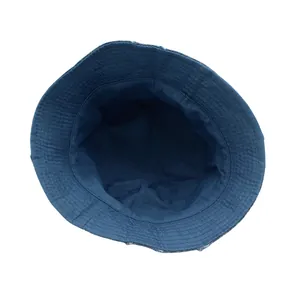 Vista interior de un sombrero de pescador en denim azul marino con costuras resistentes