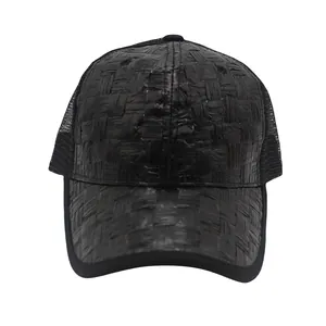 Detail der schwarzen Mesh-Baseballcap mit gewebter Strohtextur und atmungsaktiver Rückseite