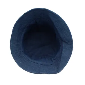 Vista superior de sombrero de pescador en denim azul con forro y costuras de ala reforzadas
