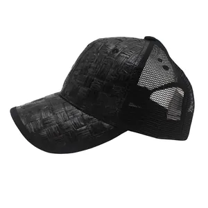 Nahaufnahme der schwarzen Mesh-Trucker-Kappe mit gewebter Strohtextur und atmungsaktivem Netz