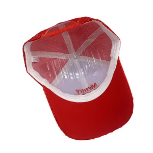 Cappellino di Natale con paillettes rosse vista interna con cinturino regolabile