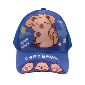 Detail van de blauwe kinderhonkbalpet met capibara-print en Keep Happy-tekst