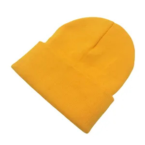 Bonnet en maille côtelée jaune vif avec bord à revers sur fond blanc épuré