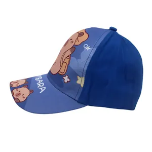 Detailweergave van de blauwe capibara kinderpet met hoogwaardig borduurwerk en canvas stof