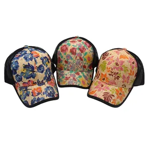 Strohgewebte Mesh-Baseballkappen mit Blumenmustern in Blau, Rosa und herbstlichen Motiven
