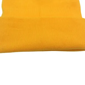 Bonnet en maille jaune vif classique avec bord épais replié et texture côtelée fine
