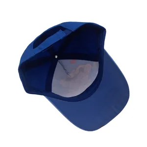Detailweergave van de binnenkant van de blauwe kinderpet met verstelbare klittenband