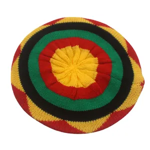 Draufsicht einer Rasta-Strickmütze mit gelben, roten, grünen und schwarzen Ringmustern
