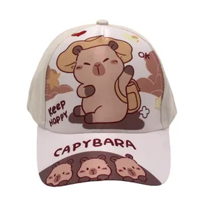 Detailweergave van de Capybara-cartoonprint en Keep Happy-tekst op een gebroken witte pet