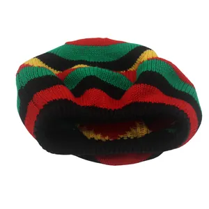 Regenbogenfarbene Rasta-Strickmütze mit rot-grün-gelben Streifen auf weißem Grund