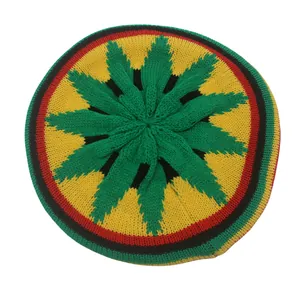 Gestrickte Beanie im Rastafari-Stil mit Regenbogenstreifen und grünem Blattstickerei