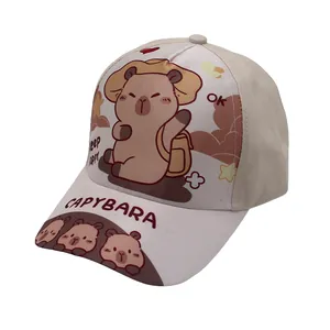 Detail van de capibara-print en ademend mesh op deze baseballpet voor kinderen