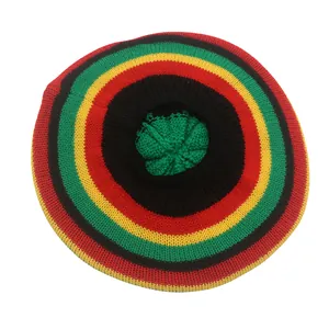 Draufsicht auf gestrickte Jamaika Reggae Beanie mit roten gelben grünen schwarzen Streifen