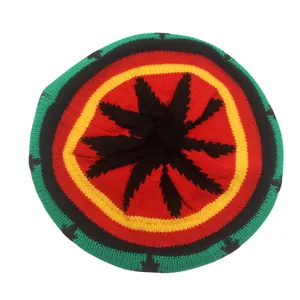 Detail der Rasta-Strickmütze mit rot-gelb-grünen Streifen und Hanfblatt-Musterverzierung