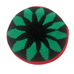 Detailansicht der jamaikanischen Reggae-Strickmütze mit roten, grünen und schwarzen Blättern