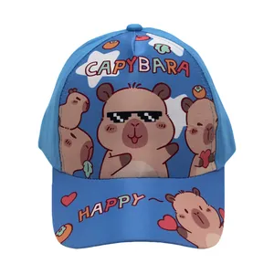 Detail van een hemelblauwe kinderpet met schattige cartoon capybara-prints en vrolijke tekst