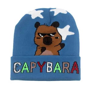 Berretto in maglia blu scuro con motivo jacquard Capybara e scritte pixelate