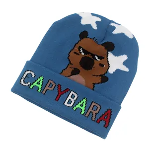 Dettaglio della trama a maglia del berretto blu Capybara con stelle e scritte colorate