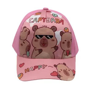 Gedetailleerd zicht op roze capybara cartoonprint met Happy belettering op de kinderpet