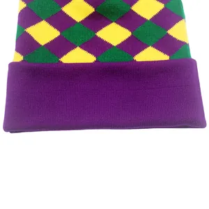 Gros plan sur le motif en tricot jacquard losanges violet vert et jaune du bonnet