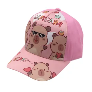 Detailweergave van roze kinderpet met cartoon capybara-prints en vrolijke tekstbedrukking