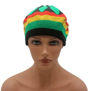 Detailansicht der Rastafari-Strickmütze mit bunten Streifen und grüner Blattstickerei
