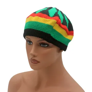 Detail der Rasta-Mütze mit gestricktem Blattmuster und roten, gelben, grünen Streifen