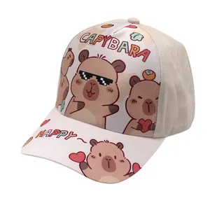 Detailopname van kinderpet met Capybara cartoonprint in beige en roze vanuit 45 graden